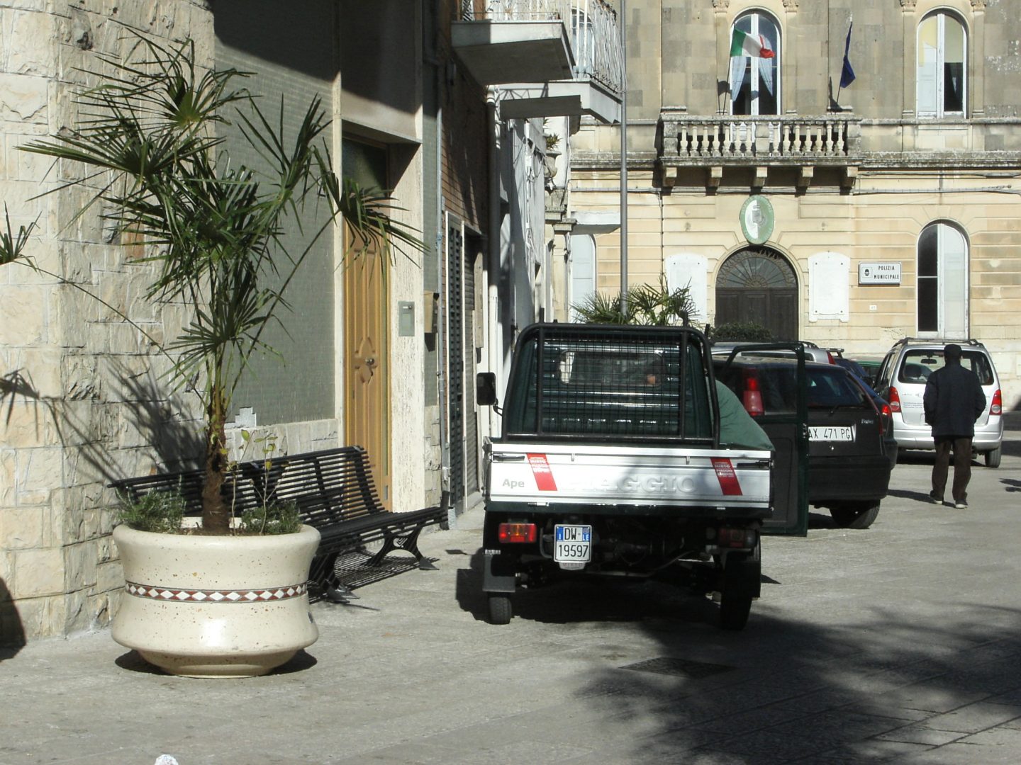 Castrì di Lecce cestini e fioriere nel centro città