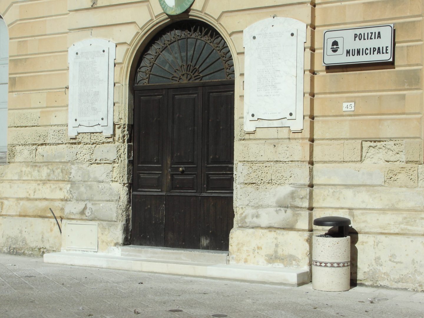 Castrì di Lecce cestini portone della città