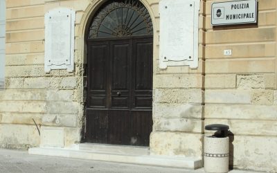 Castrì di Lecce, cestini e fioriere nel centro città
