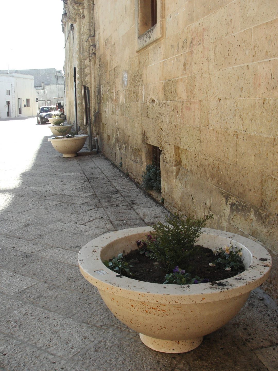 Castrì di Lecce fioriera ciotola sul piano stradale