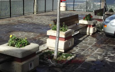 Comune di Ascrea RI panchine tra fioriere in cemento