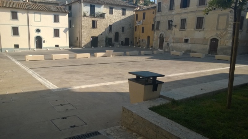 Comune di Fara in Sabina fioriere, panchine, panettoni e cestini in piazza