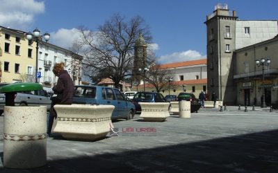 Comune di Roccamonfina Ce, cestini portarifiuti e fioriere esagonali