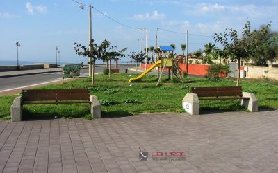 Panchine in cemento con seduta in legno a Torre San Giovanni Marina di Ugento